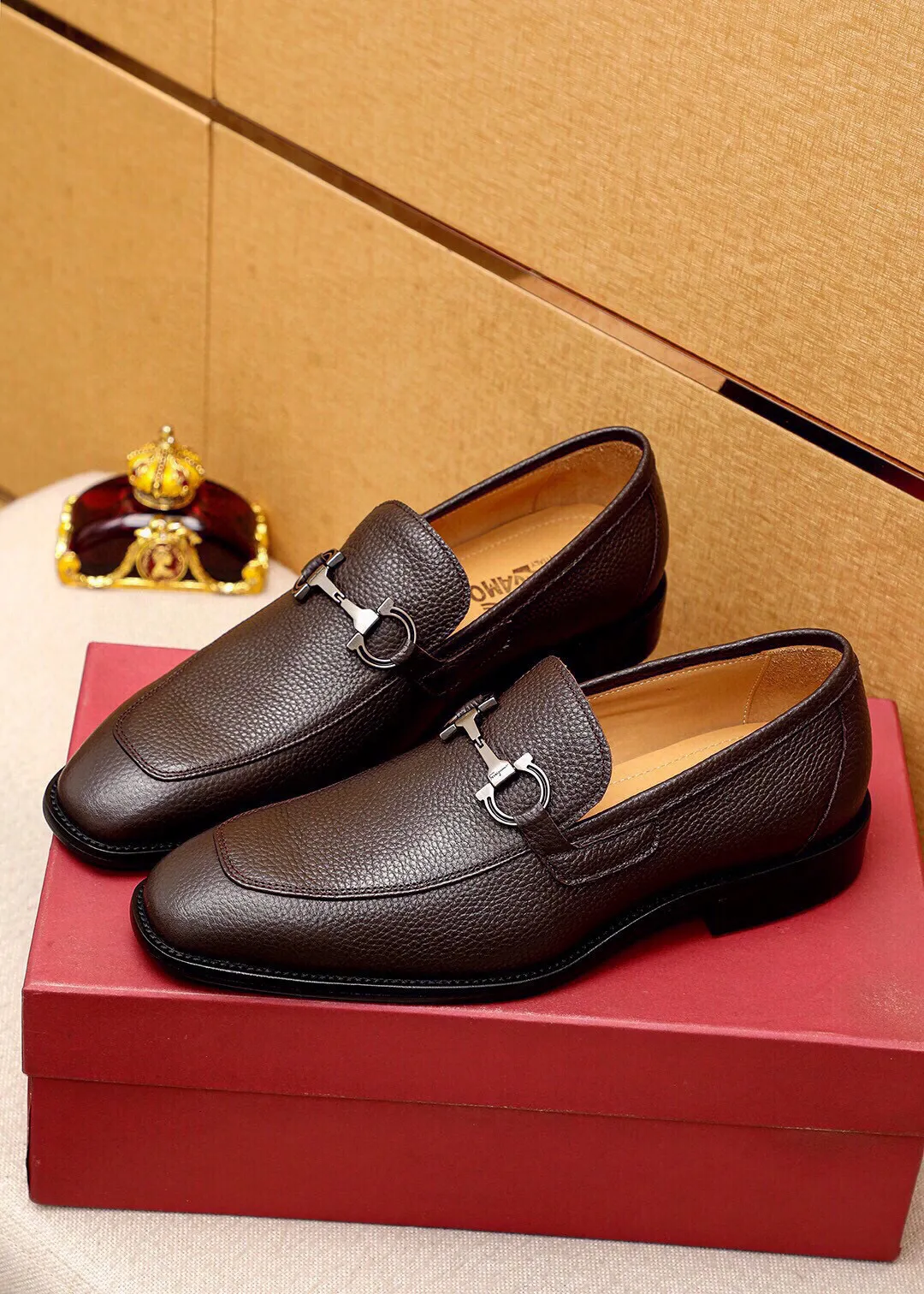 Men's shoes 💰460 💐 Product trademark: Ferragamo "Ferragamo" casual leather shoes Regular size: 38-44 (45🉑️customized) Product materials: Selected imported first-layer pebbled cowhide leather upper + luxury hardware buckle, imported water-dyed cowhide leather lining. Strong three-dimensional visual effect, original outsole Color: 3⃣️colors available